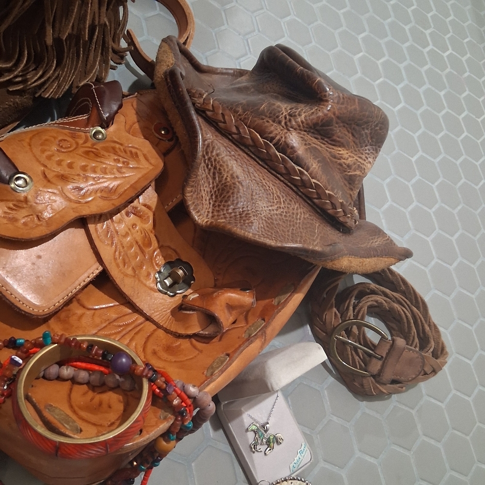 Vtg Western Boho Style Bundle Fringe Boots Leather Saddle Bag Hat Belt Jewelry - Picture 4 of 5